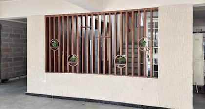 Crane House: Spacious 2BHK AC Flat by Bleisure