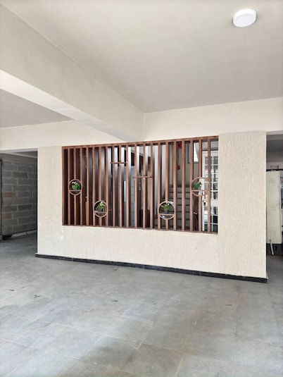 Crane House: Spacious 2BHK AC Flat by Bleisure