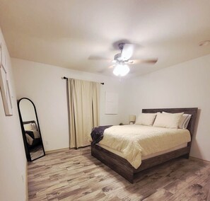 Iron/ironing board, WiFi, bed sheets - Executive Stay in Eagle Pass (Las Quintas Fronterizas)