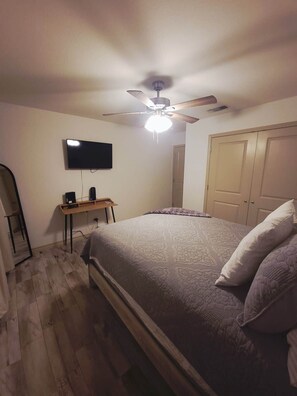 Tabla de planchar con plancha, wifi y ropa de cama