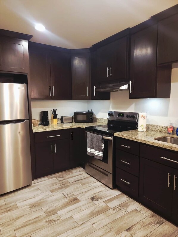 Refrigerador, microondas, horno y parrilla de estufa