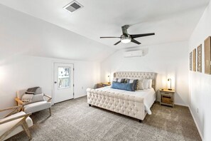 4 bedrooms, iron/ironing board, travel cot, WiFi - Cozy Coastal Home, Minutes from the Beach (Jamaica Beach)