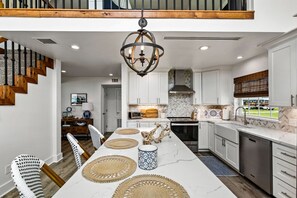 Fridge, microwave, oven, stovetop - Cozy Coastal Home, Minutes from the Beach (Jamaica Beach)