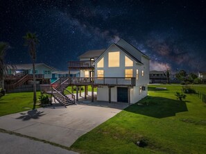 Exterior - Cozy Coastal Home, Minutes from the Beach (Jamaica Beach)
