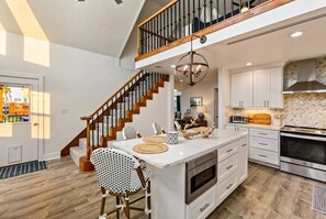 Fridge, microwave, oven, stovetop - Cozy Coastal Home, Minutes from the Beach (Jamaica Beach)
