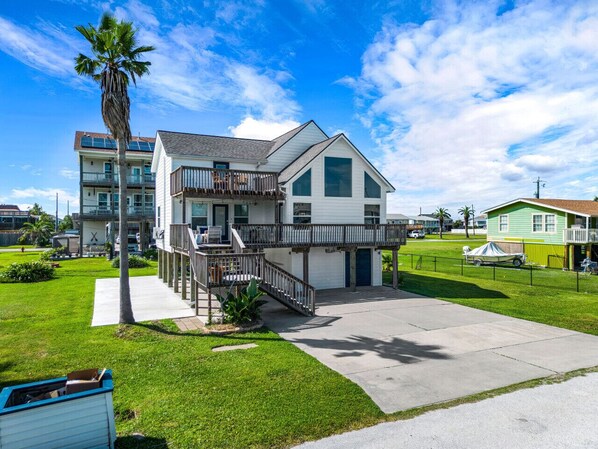 Exterior - Cozy Coastal Home, Minutes from the Beach (Jamaica Beach)