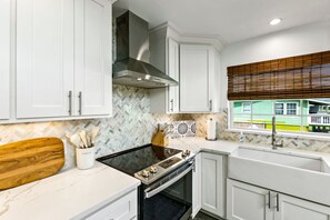 Fridge, microwave, oven, stovetop - Cozy Coastal Home, Minutes from the Beach (Jamaica Beach)