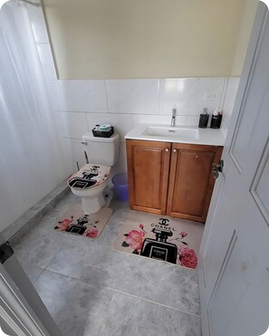 Shower, towels, toilet paper - Paradise Escape (Ffryes)