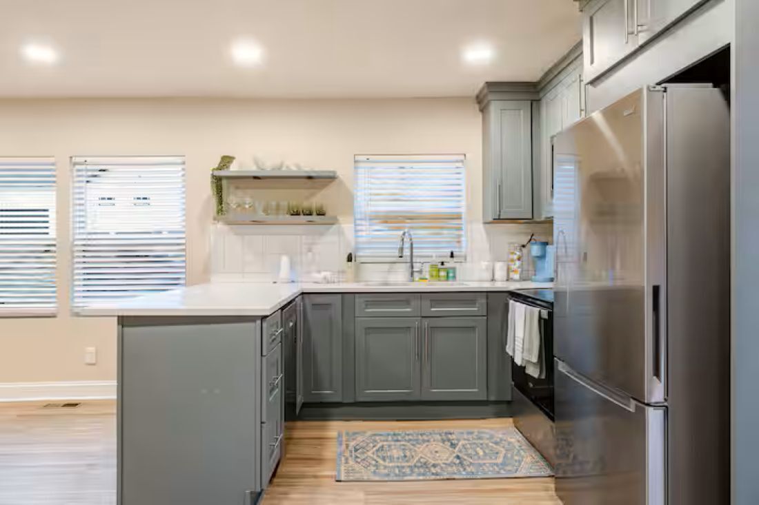 冷蔵庫、電子レンジ、オーブン、コンロ