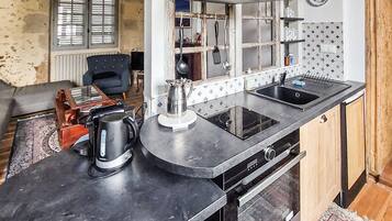 Cafetera o tetera, frigorífico, microondas y horno