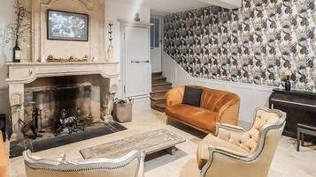 Una televisión, una chimenea, una mesa de tenis de mesa