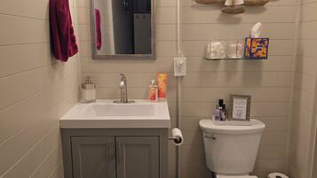 Doccia, asciugacapelli, asciugamani, sapone