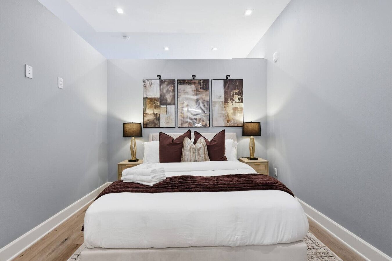 Escritorio, wifi y ropa de cama 