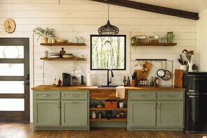 Réfrigérateur, four à micro-ondes, cafetière-théière