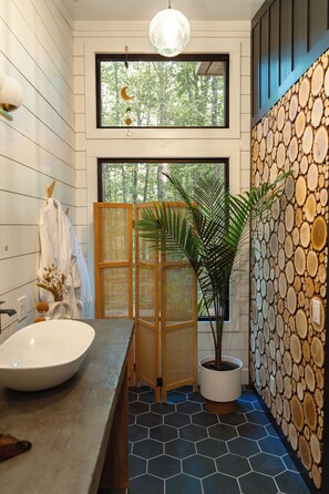 Douche, séchoir à cheveux, serviettes fournies, savon