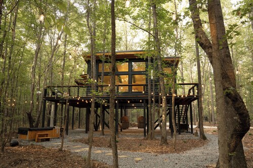 Romantic secluded treehouse with hot tub, lake