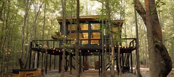 Romantic secluded treehouse with hot tub, lake