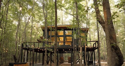 Romantic secluded treehouse with hot tub, lake