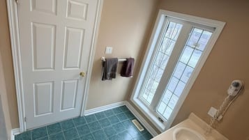 Sèche-cheveux, serviettes fournies, savon, papier toilette