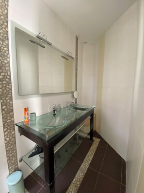 Hair dryer, towels, soap, toilet paper - Pine villa (Grabels)