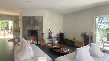 Een strijkplank/strijkijzer, internet, beddengoed