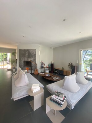 Ferros/tábuas de passar roupa, acesso à internet, roupa de cama