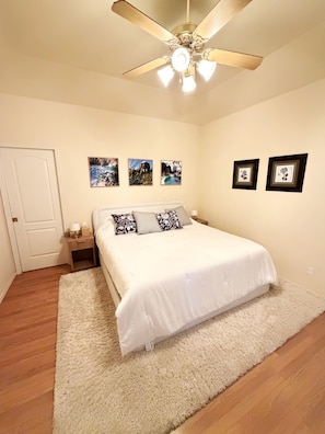 3 bedrooms, iron/ironing board, WiFi, bed sheets - Entire 3-Bdrm home w/ EV charger and space to park trailer (Madera)