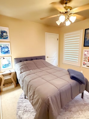 3 bedrooms, iron/ironing board, WiFi, bed sheets - Entire 3-Bdrm home w/ EV charger and space to park trailer (Madera)