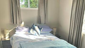 4 bedrooms, iron/ironing board, WiFi, bed sheets