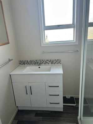 Suihku, hiustenkuivaaja, pyyhkeet, saippua