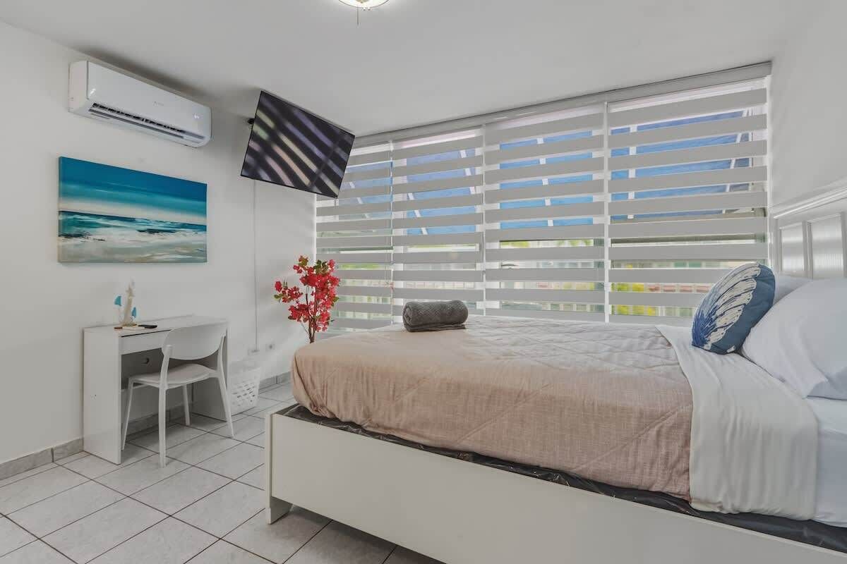 3 bedrooms, desk, iron/ironing board, travel crib