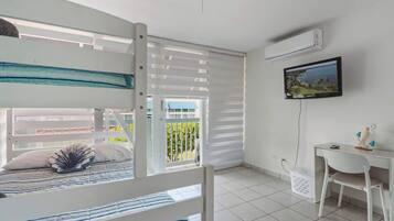 3 Schlafzimmer, Schreibtisch, Bügeleisen/Bügelbrett, Reisekinderbett