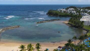 Ranta lähistöllä, aurinkotuoleja, rantapyyhkeitä