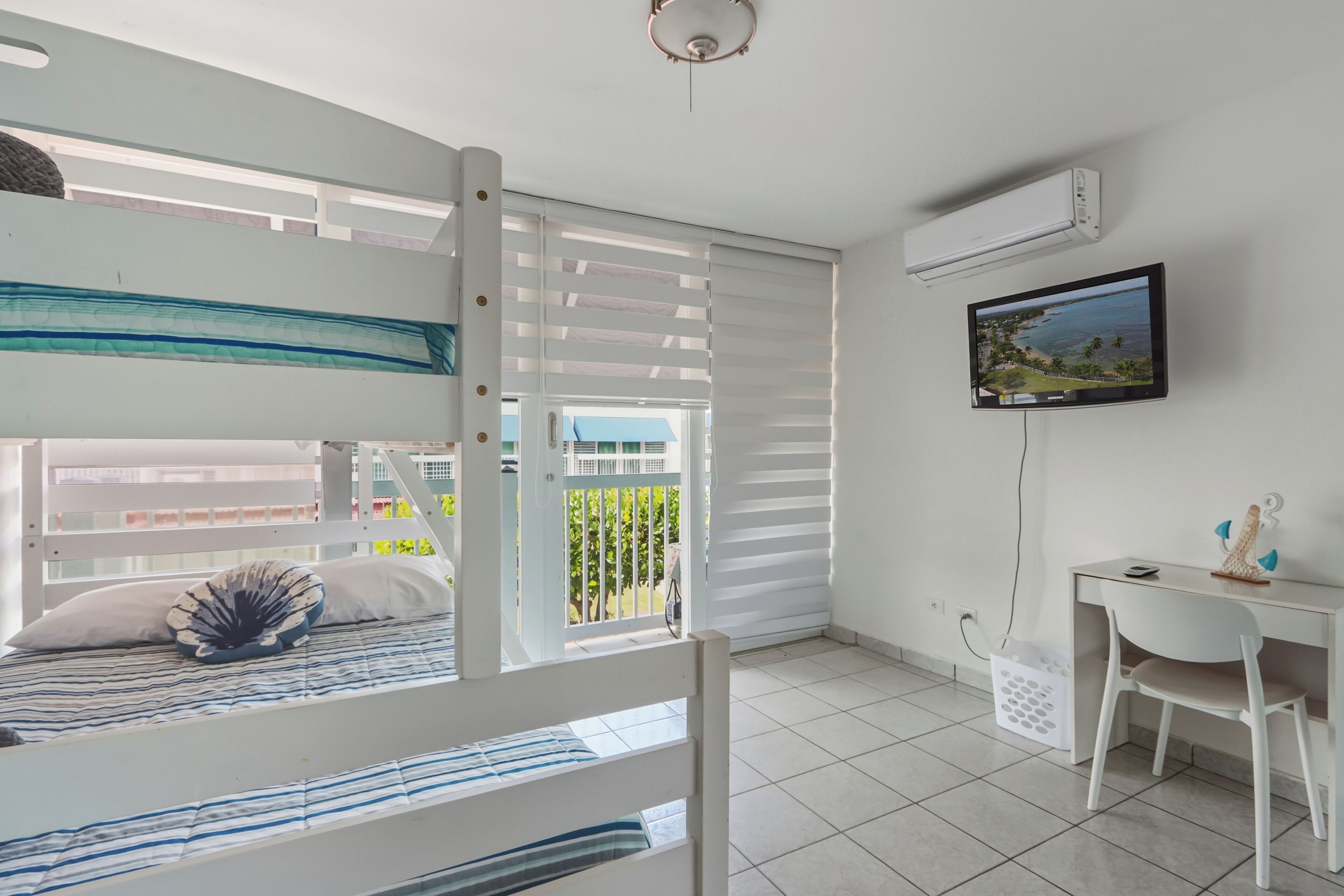 3 sovrum, skrivbord, strykjärn/strykbräda och resesäng