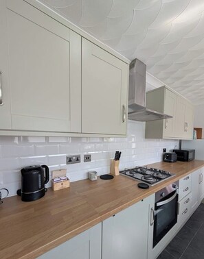 Private kitchen - Frog Cottage, located in the heart of Penarth. (Penarth)