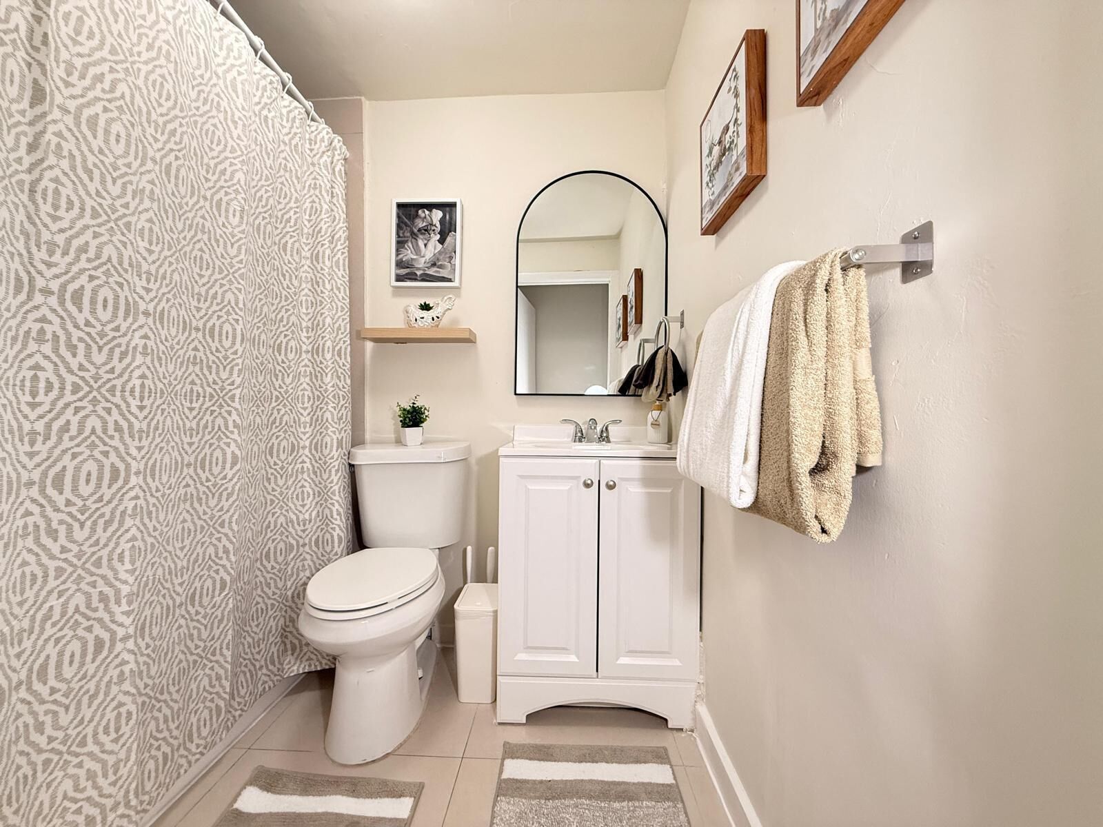 Secadora de cabello, toallas, jabón, papel de baño 