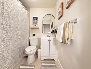 Secadora de cabello, toallas, jabón, papel de baño 