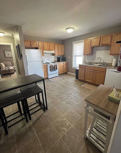 2-bedroom apartment in quaint Wormleysburg with AC