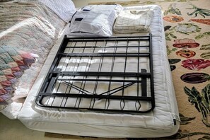 Tabla de planchar con plancha, wifi, ropa de cama