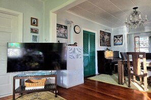 Interior - Artist Farmhouse with Garden Views (Gladstone)