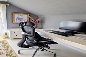 Interior - Artist Farmhouse with Garden Views (Gladstone)