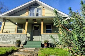 Exterior detail - Artist Farmhouse with Garden Views (Gladstone)
