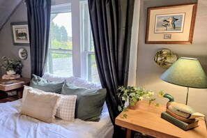 3 bedrooms, iron/ironing board, WiFi, bed sheets - Artist Farmhouse with Garden Views (Gladstone)