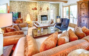 TV - Maison avec piscine privée (Villars)