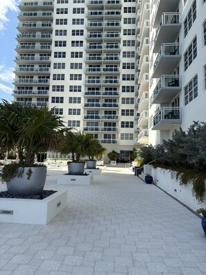 Exterior - Cozy 1-bedroom oceanfront condo with full amenities in beautiful Miami Beach (Miami)