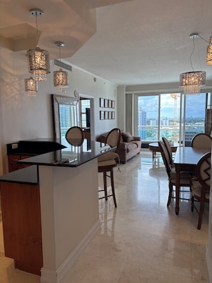 Interior - Cozy 1-bedroom oceanfront condo with full amenities in beautiful Miami Beach (Miami)
