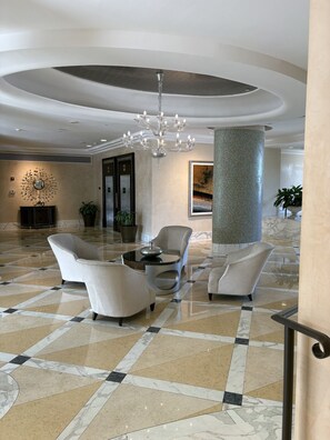 Lobby - Cozy 1-bedroom oceanfront condo with full amenities in beautiful Miami Beach (Miami)