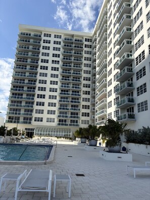 Pool - Cozy 1-bedroom oceanfront condo with full amenities in beautiful Miami Beach (Miami)