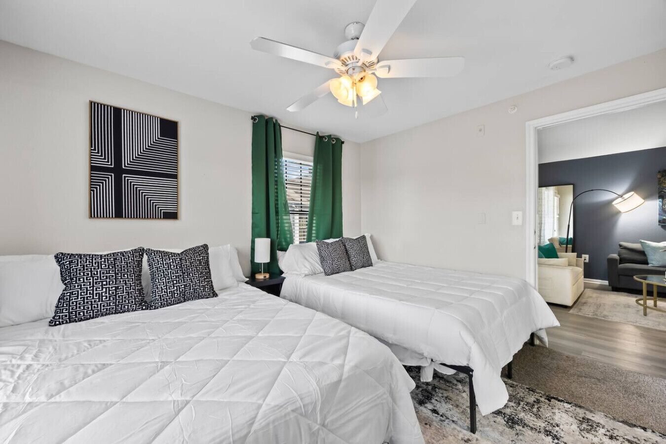 Tabla de planchar con plancha, wifi y ropa de cama 