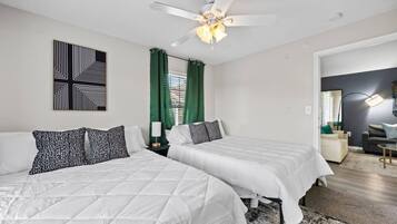 Tabla de planchar con plancha, wifi y ropa de cama